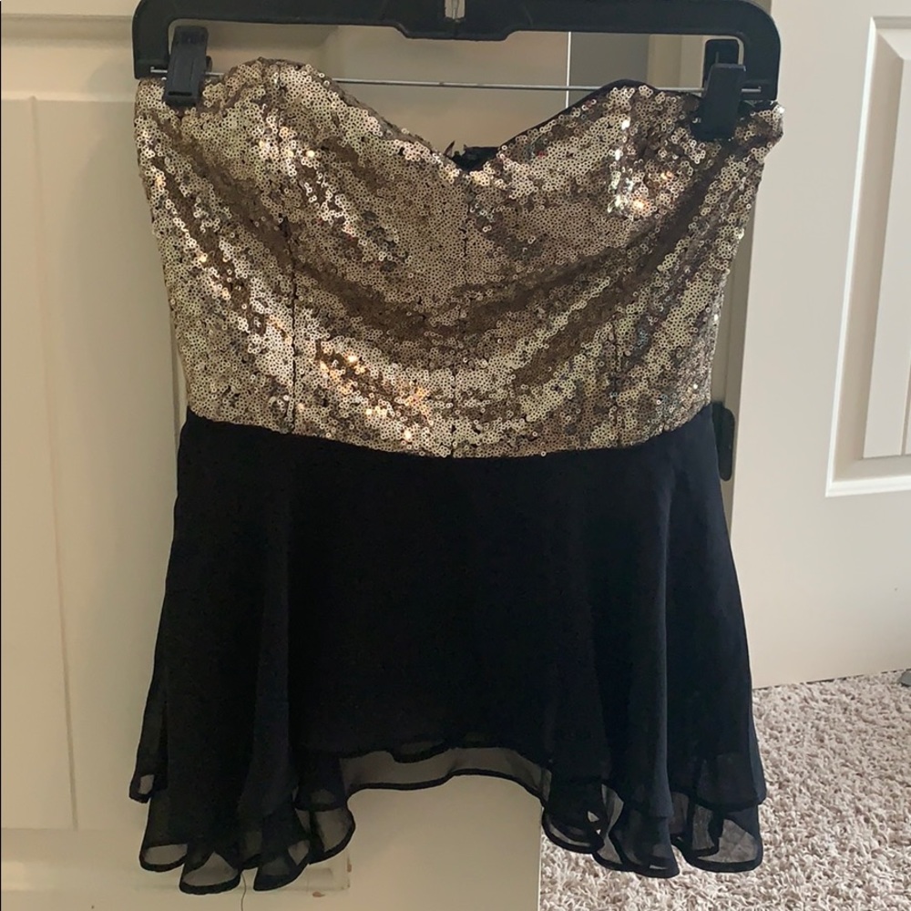 Sequence Pelham flows strapless top